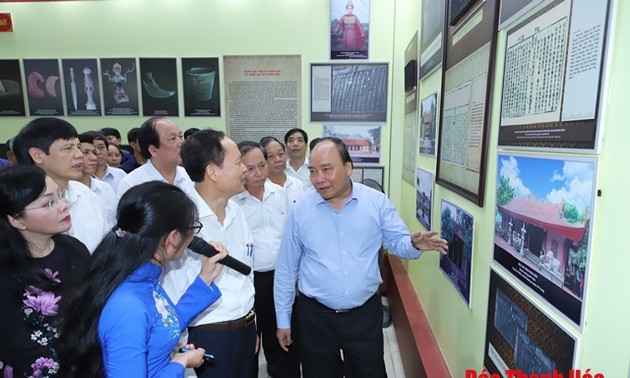 Nguyên Xuân Phuc visite l’exposition “Thanh Hoa, jadis et aujourd’hui”