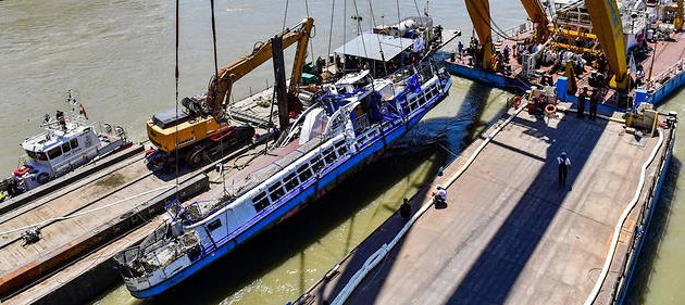 Hongrie: le bateau naufragé tiré de l’eau avec ses victimes 
