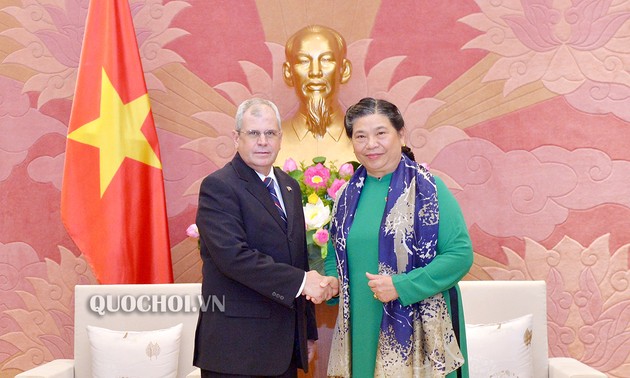 Tong Thi Phong reçoit la délégation parlementaire cubaine