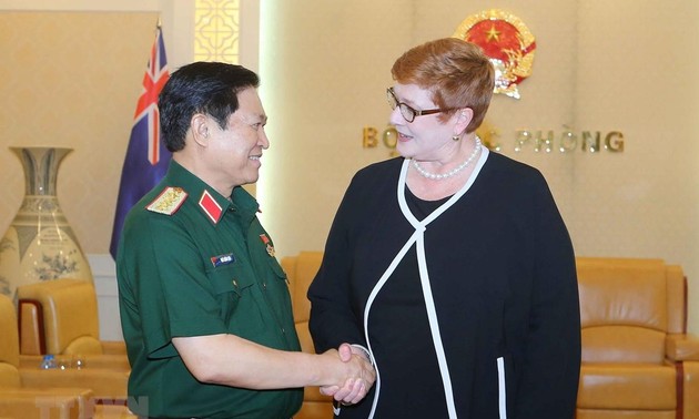 Le chef de la diplomatie australienne rencontre le ministre vietnamien de la Défense