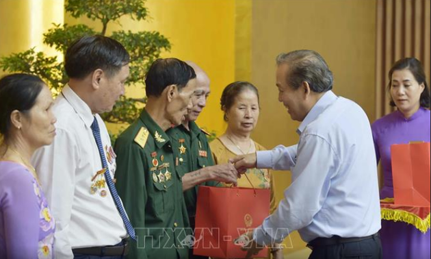 Truong Hoa Binh reçoit des personnes méritantes de la province de Nam Dinh