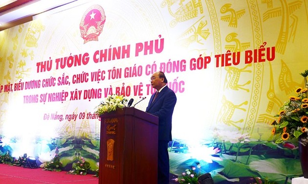 Dà Nang: le Premier ministre honore les contributions des dignitaires religieux