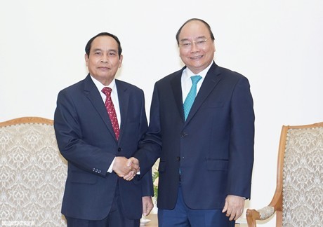 Nguyên Xuân Phuc reçoit le vice-premier ministre laotien Bouthong Chithmany 