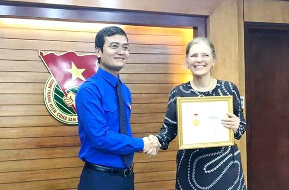 Remise de l’insigne «Pour la jeune génération» à la représentante du FNUAP au Vietnam