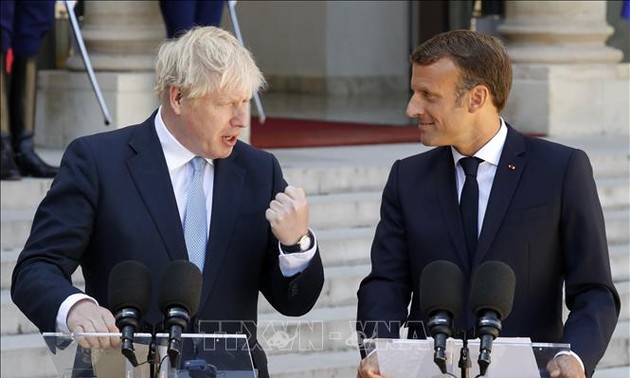 Brexit: à Paris, Boris Johnson et Emmanuel Macron veulent croire à un accord