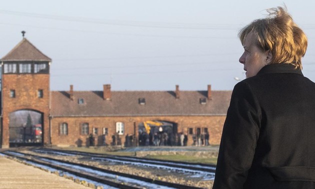 Angela Merkel se rend à Auschwitz pour la première fois