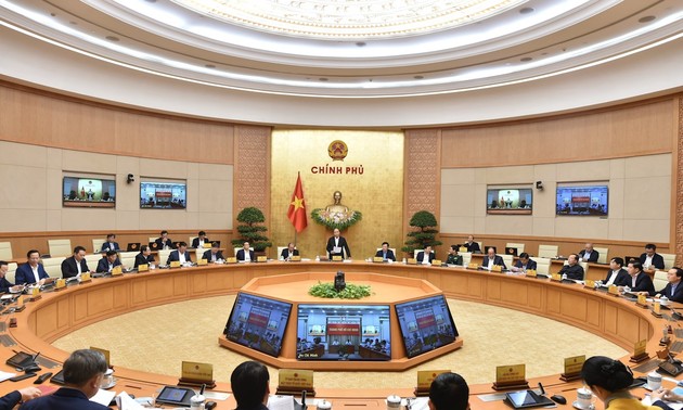Nguyên Xuân Phuc préside la réunion gouvernementale du mois de novembre
