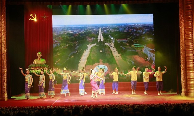 Célébrations de la fête nationale laotienne et du centenaire de naissance de Kaysone Phomvihane à Hanoï