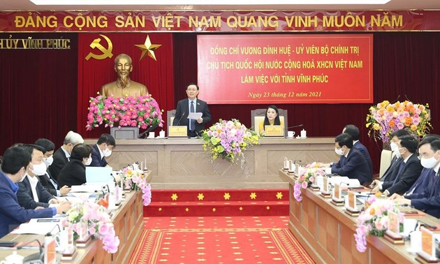 Vuong Dinh Huê travaille avec les responsables de Vinh Phuc 