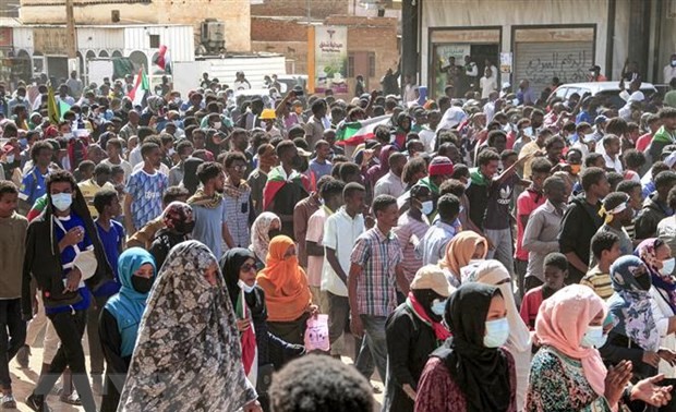 Soudan: des milliers de manifestants réclament un retour au pouvoir civil