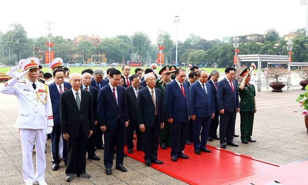Les dirigeants du parti et de l'État rendent hommage au président Hô Chi Minh