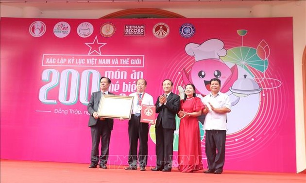 Fête du Lotus de Dông Thap: un record de plats à base de lotus établi
