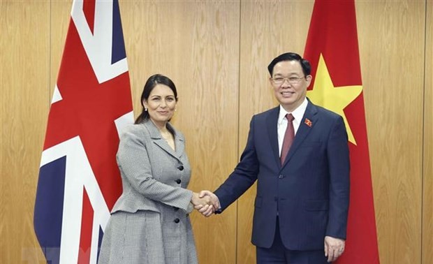 Vuong Dinh Huê rencontre la ministre britannique de l’Intérieur Priti Patel