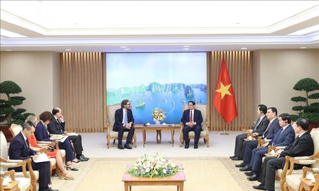 Pham Minh Chinh reçoit le ministre argentin des Affaires étrangères, du Commerce et des Religions