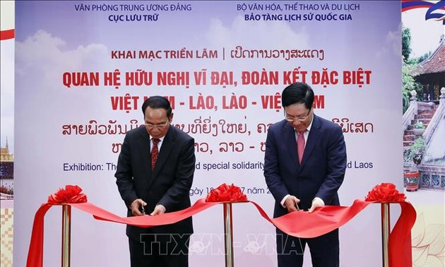 Vernissage d’une exposition sur les relations Vietnam-Laos à Vientiane