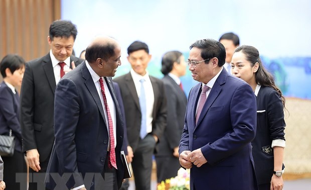 Pham Minh Chinh rencontre l'ambassadeur de Singapour et le directeur exécutif du fonds  Temasek