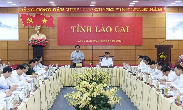 Pham Minh Chinh rencontre la permanence du comité du Parti pour la province de Lào Cai