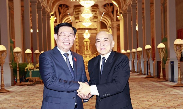 Vuong Dinh Huê rencontre le roi et le président du Sénat cambodgien