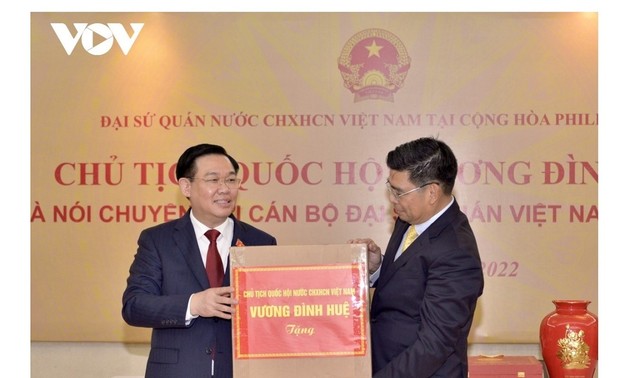 Le président de l’Assemblée nationale visite l’ambassade du Vietnam aux Philippines