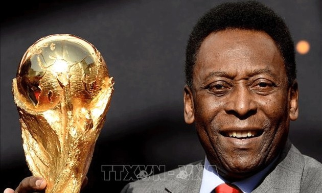Drapeaux en berne à la FIFA en hommage à la légende Pelé 