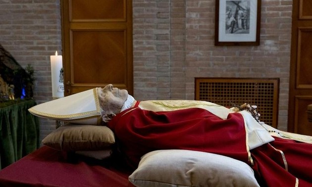 Mort de Benoît XVI: le Vatican diffuse les premières photos du corps du pape émérite
