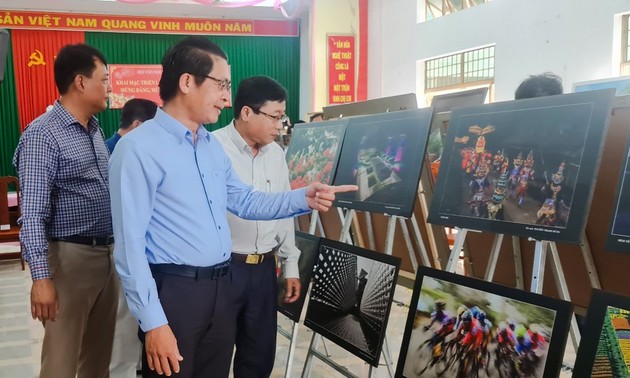 Têt: Vernissage d'une exposition de peintures et de photos à Trà Vinh