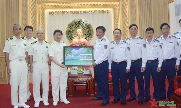 Un navire de patrouille des garde-côtes japonais en visite au Vietnam