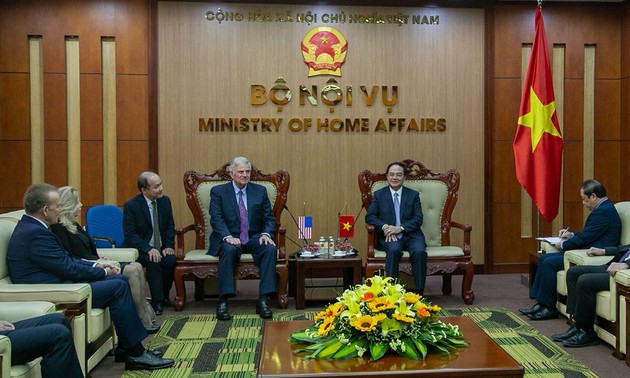 Franklin Graham reçu par le vice-ministre vietnamien des Affaires intérieures