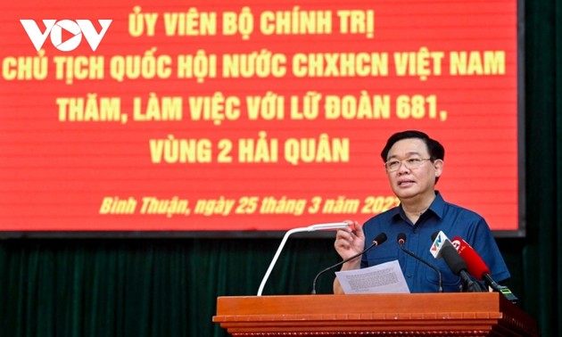 Vuong Dinh Huê rend visite à la brigade 681 de la Marine nationale