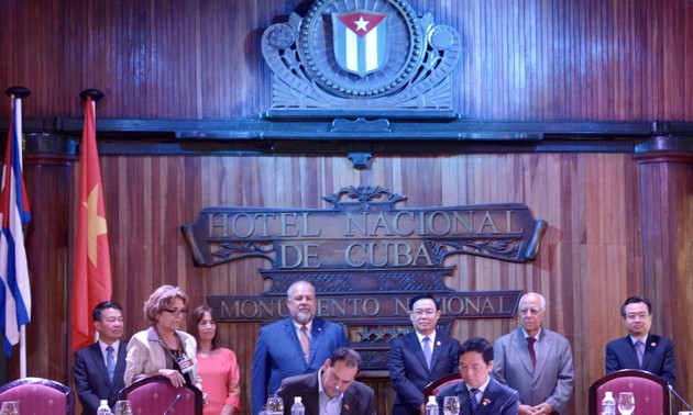 Vuong Dinh Huê au Forum des affaires Vietnam-Cuba