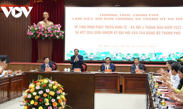 Pham Minh Chinh préside une séance de travail avec le comité du Parti de Hanoi 
