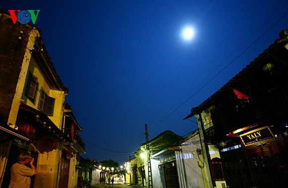 Lãng mạn đêm trăng phố cổ Hội An 