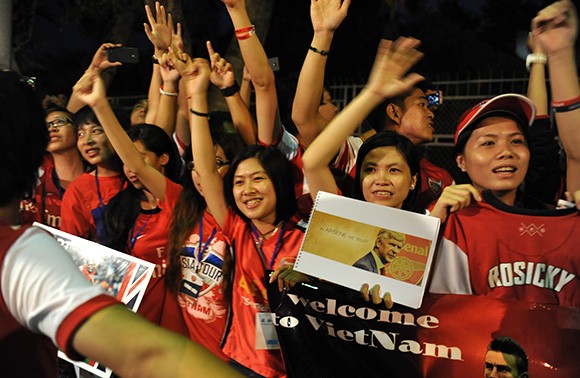 Cổ động viên Việt Nam chào đón các cầu thủ Arsenal đến Việt Nam