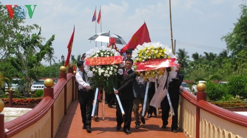 Cộng đồng Việt Nam tại Lào dâng hương tưởng niệm Bác Hồ 