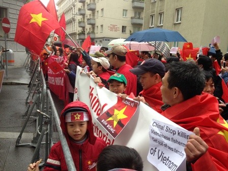 Cộng đồng người Việt tại Áo phản đối Trung Quốc hạ đặt giàn khoan Hải Dương 981 trái phép