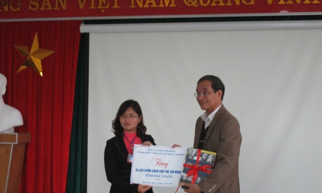 Chương trình "Một triệu cuốn sách tặng trẻ em nghèo" đến Bắc Giang
