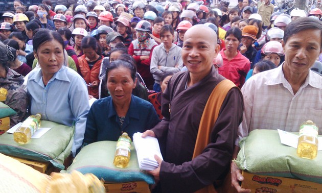 Trung ương Giáo hội Phật giáo Việt Nam thăm, tặng quà ngư dân miền Trung 