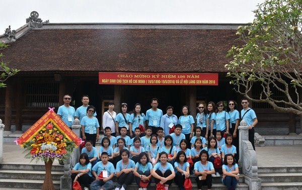 Đoàn cựu giáo viên kiều bào Thái Lan về thăm Việt Nam