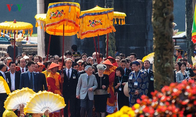 Nhà vua Nhật Bản Akihito và Hoàng hậu thăm Đại nội Huế 