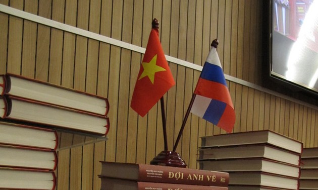 Tuyển thơ Nga Đợi anh về - nhịp cầu kết nối tâm hồn Nga - Việt