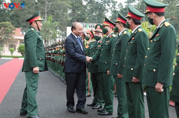 Chủ tịch nước Nguyễn Xuân Phúc tiếp xúc cử tri Sư đoàn 9 (Quân đoàn 4)