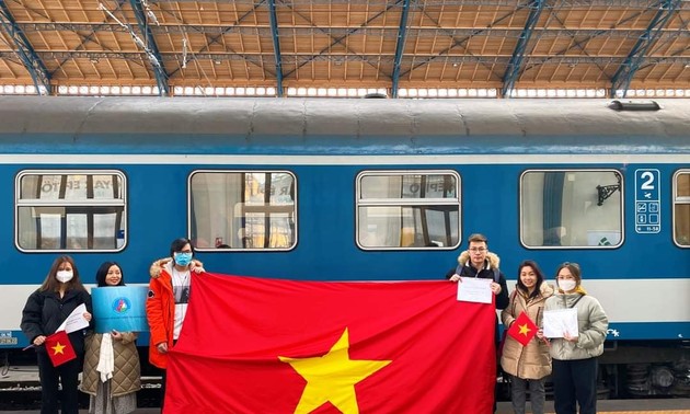 Cứu trợ người Việt từ Ukraine: Nghĩa tình đồng bào ở Hungary