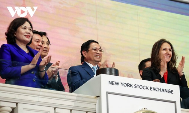 Thủ tướng Phạm Minh Chính tham quan sàn giao dịch chứng khoán lớn nhất thế giới tại New York