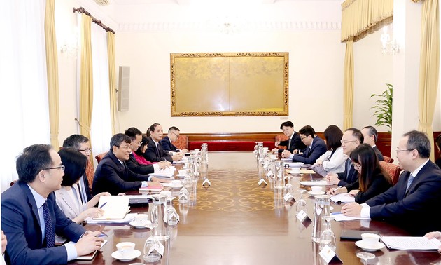 Thứ trưởng Thường trực Bộ Ngoại giao Nguyễn Minh Vũ hội đàm với Trợ lý Bộ trưởng Bộ Ngoại giao Trung Quốc Nông Dung