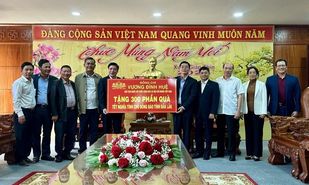 Trao 300 suất quà Tết của Chủ tịch Quốc hội tặng đồng bào tỉnh Đắk Lắk