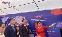 Membuka Festival Persahabatan Istimewa antara Vietnam dan Laos