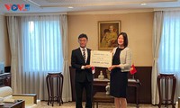 El banco Aozora de Japón presta apoyo económico al Fondo Nacional de Vacunas anti-covid-19 de Vietnam