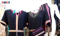 Memasukkan motif-motif kain ikat dari warga etnis minoritas E De ke dalam pakaian modern