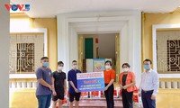 Gabungan Asosiasi Persahabatan Ha Noi Hadiahkan Bingkisan kepada Mahasiswa Kamboja di Kota Ha Noi yang Alami Kesulitan Akibat Wabah Covid-19