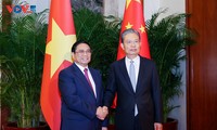 Premierminister Pham Minh Chinh trifft Vorsitzenden des ständigen Ausschusses des Nationalen Volkskongresses Chinas